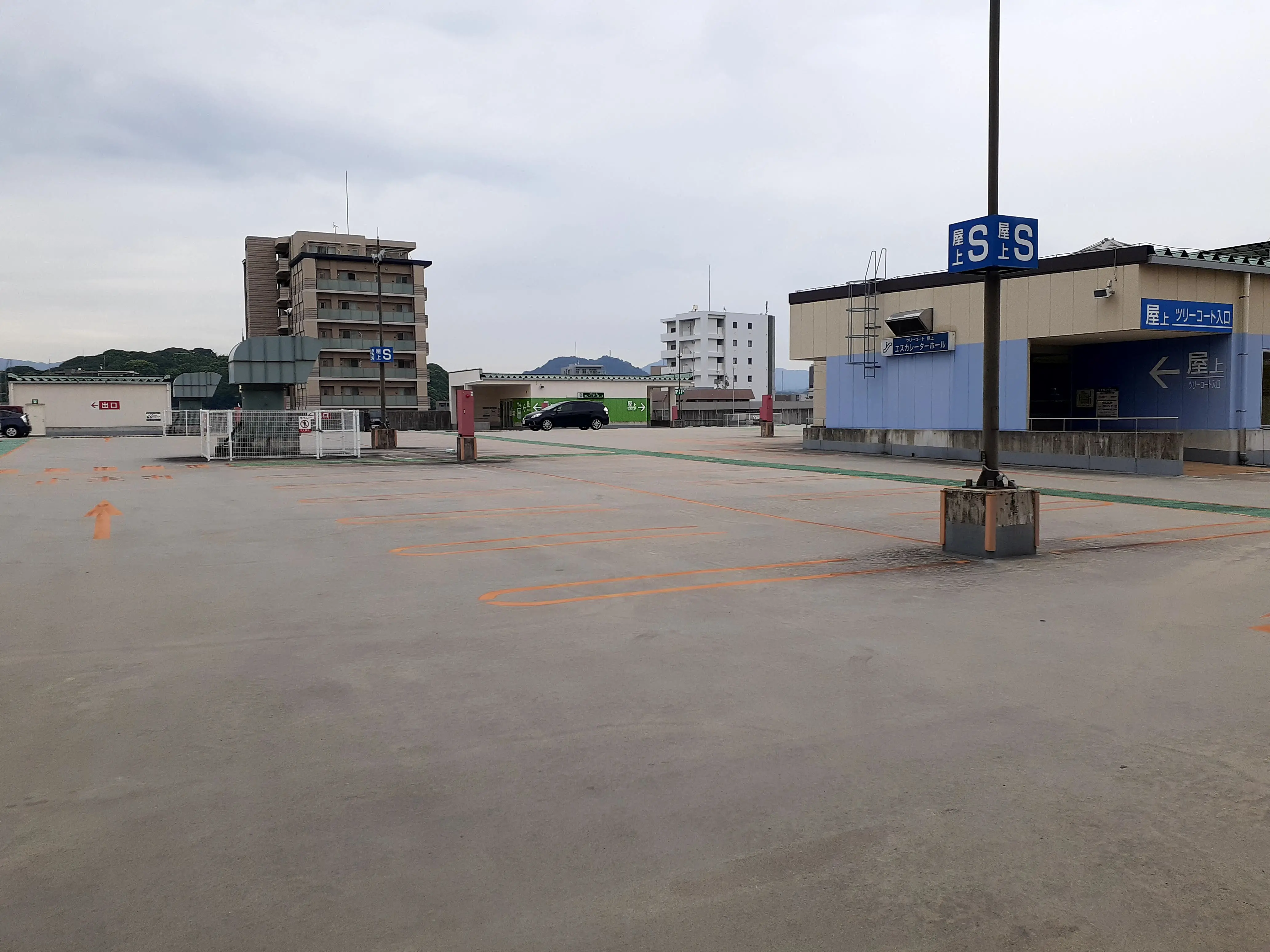 フジグラン広島屋上　月極駐車場